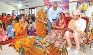 एक ऐसी महिला पंडित शादी से लेकर कराती हैं अंतिम संस्कार, दक्षिणा लड़कियों की पढ़ाई के लिए दान देती हैं