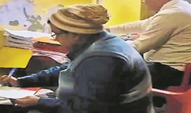 बिहार में 'बड़ा बाबू' का बड़ा खेल! DM के छापे में पकड़ा गया अवैध कार्यालय, जानें पूरा मामला