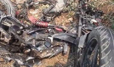 चलती ट्रेन की चपेट में आई बाइक.  चलती ट्रेन के इंजन में फंसी बाइक. ट्रेन चालक की सूझबूझ से टला बड़ा हादसा