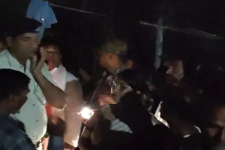 दीवार गिरने से एक ही परिवार के पांच लोग दबे