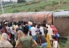 तेल का टैंकर पलटा तो लूटने की मच गई होड़, ड्राइवर को बचाने की जगह बाल्टी-कैन-बोतल लेकर दौड़ पड़े लोग