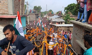 तिरंगे में लिपटा पहुंचा लाल तो पूरे गांव में घुमाया, शहीद संतोष के लिए उमड़ी भीड़