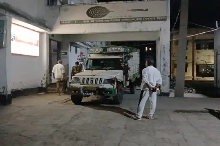 आइसक्रीम देकर कमरे में गया, खुद को मारी गोली