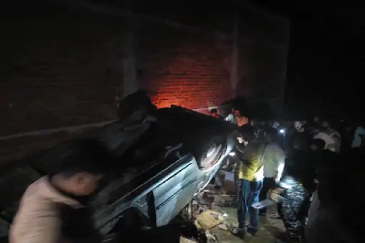बिहार जा रही शराब से लदी कार पलटी, बोतलें देखते ही मच गई लूट 