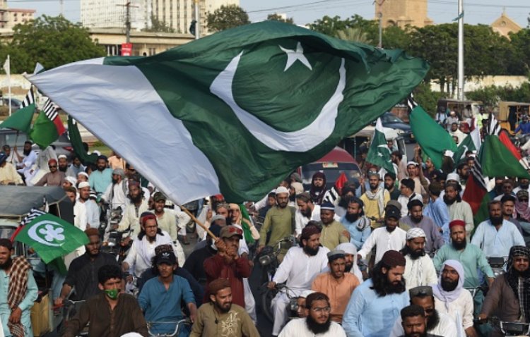 Pakistan at a Crossroads: Between Chaos and Change