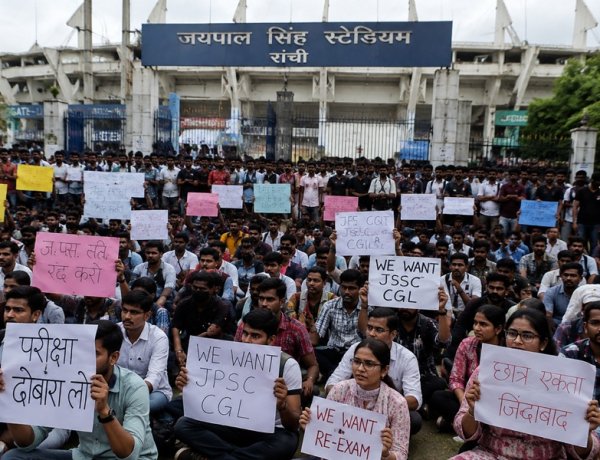 वार्ता के बाद छात्रों का ऐलान : सिर्फ जांच नहीं, परीक्षाएं रद्द होने तक आंदोलन; कल विधानसभा घेराव भी करेंगे