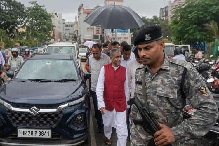 छात्रों के धरना स्थल पहुंचे बाबूलाल मरांडी, JPSC-JSSC में कथित गड़बड़ियों को विधानसभा में उठाने का भरोसा