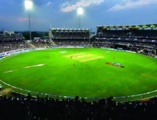 रांची में भारत-वेस्टइंडीज T20 मैच के टिकटों की दरें जारी हो गई हैं. सबसे सस्ता टिकट ₹1,600 और सबसे महंगा ₹18,000 का है. जानिए कब और कहां से खरीदें.