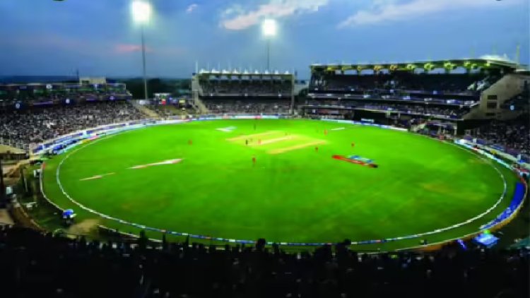 रांची में भारत-वेस्टइंडीज T20 मैच के टिकटों की दरें जारी हो गई हैं. सबसे सस्ता टिकट ₹1,600 और सबसे महंगा ₹18,000 का है. जानिए कब और कहां से खरीदें.